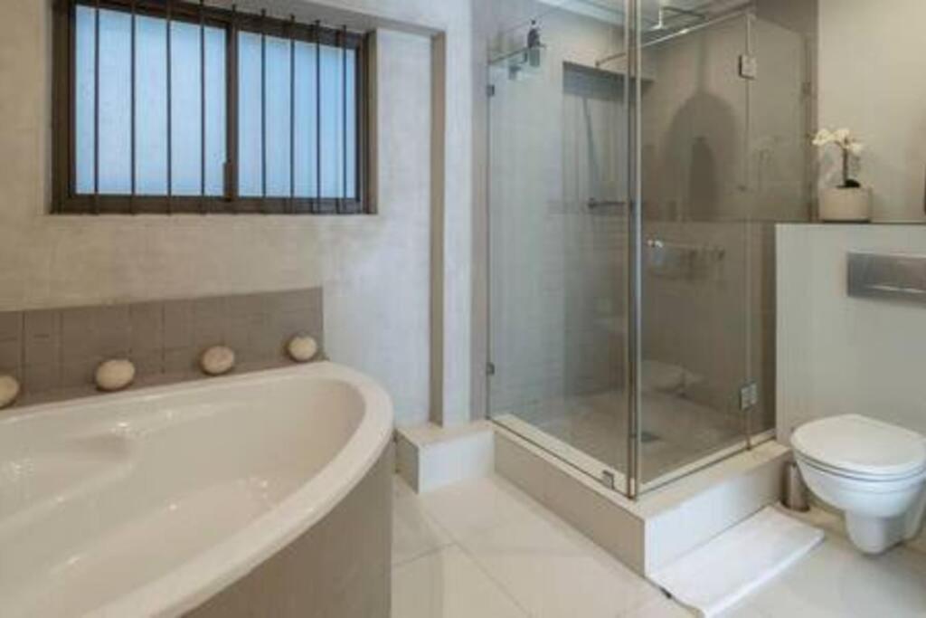 - Stunning 2 Bed - Iconic Views Cape Town