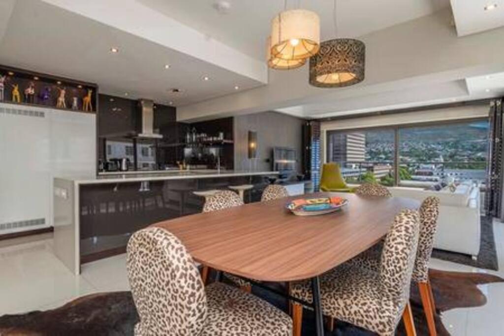 - Stunning 2 Bed - Iconic Views * Cape Town