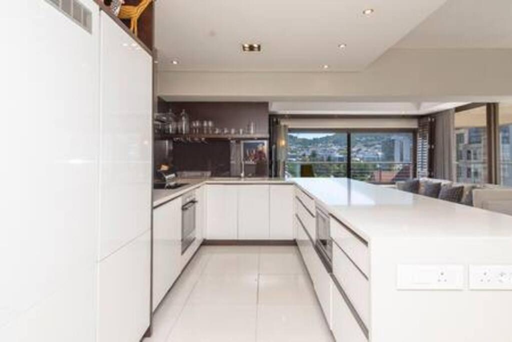 - Stunning 2 Bed - Iconic Views Apartment