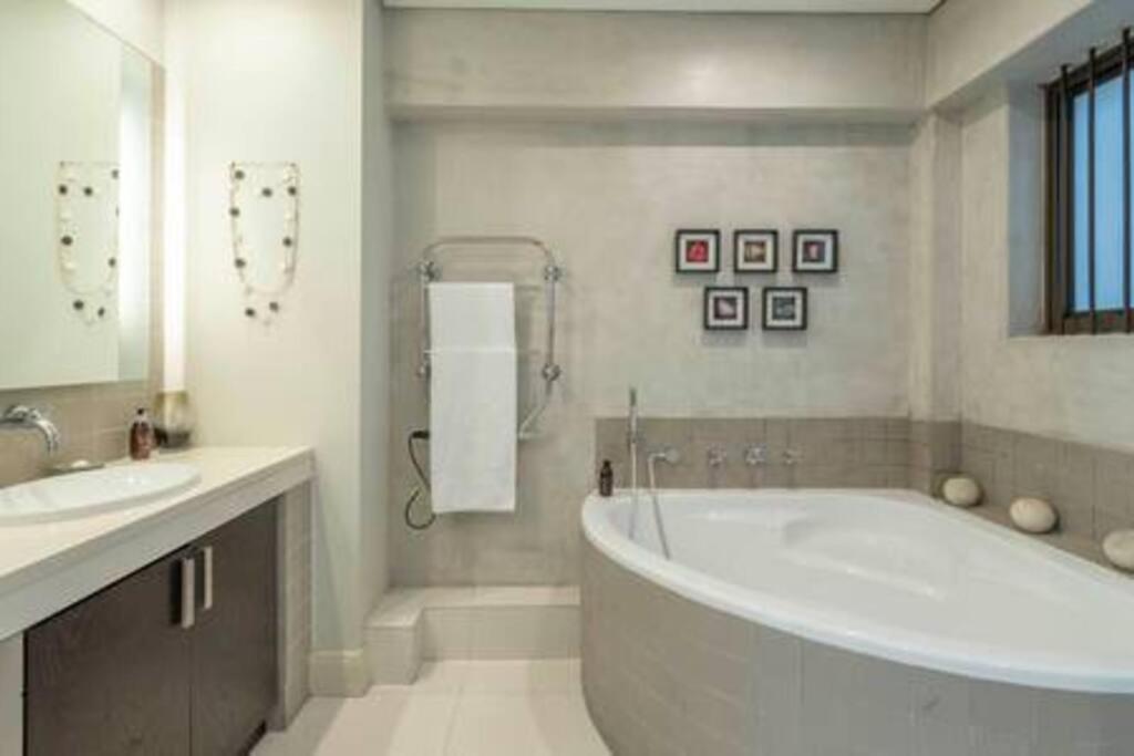 Apartment - Stunning 2 Bed - Iconic Views