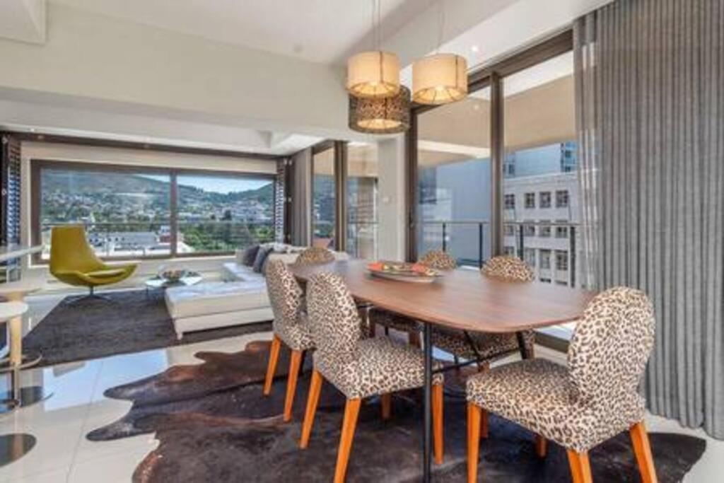 - Stunning 2 Bed - Iconic Views * Cape Town